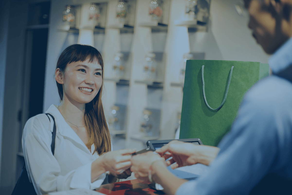 A smilling lady shopping