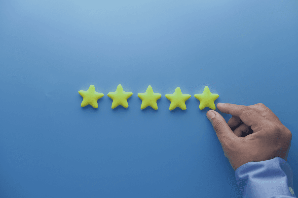 Customer satisfaction survey results with 5-star ratings in Mojo Helpdesk.